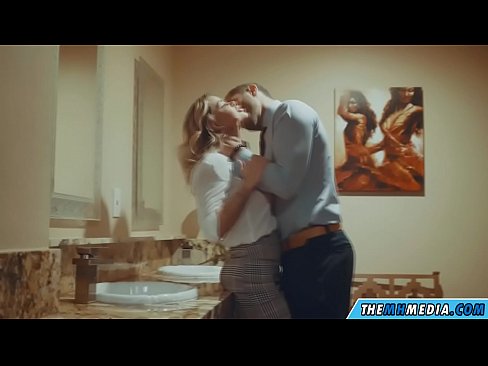❤️ کله چې یو ښکلی سپین رنګ تاسو په عامه تشناب کې جذبوي ️❌ جنس